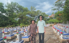 Năm người con đưa cha mẹ đi thăm đồng đội ở nghĩa trang liệt sĩ