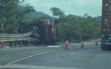 3 người tử vong sau khi xe tải mất lái, lật nghiêng tại Quảng Trị