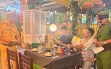 Đang ngồi quán nhậu, thực khách bất ngờ khi CSGT đến tận bàn