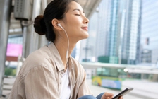 Đeo tai nghe mỗi ngày: Bác sĩ chỉ cách bảo vệ thính lực