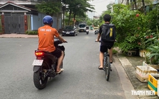 Tình yêu mang tên 'âm thầm ở phía sau': Khi cha mẹ để con tự lớn