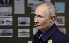 Tổng thống Putin lần đầu đến thăm hòn đảo tranh chấp với Nhật Bản