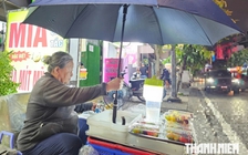 Bánh trái cây thủ công ở TP.HCM có gì mà khách chạy xe vòng quanh tìm mua?