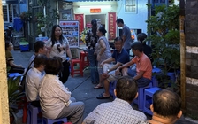 Nhiều người trong hẻm tổ chức lễ tưởng niệm nạn nhân Covid-19, làm loạt chuyện lạ kỳ