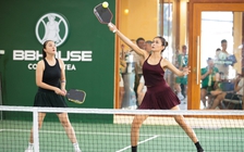 Các bóng hồng khoe tài sắc tại giải pickleball 'Cùng con đi tiếp cuộc đời'