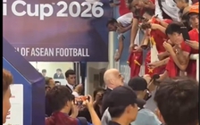 Chủ tịch FIFA bắt tay Thành Chung chúc mừng, ký mỏi tay tặng CĐV Việt Nam
