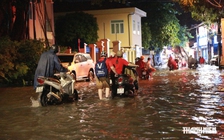 Hà Nội mưa lớn, nhiều tuyến đường ngập nước, xe chết máy hàng loạt