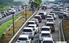 Kẹt xe trên cao tốc TP.HCM - Long Thành - Dầu Giây, trạm dừng chân đông nghẹt