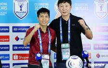 HLV Kim Sang-sik dí dỏm: ‘Tôi ném chiếc áo trắng đi rồi, tôi nói vợ tôi như thế’