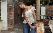 Áo trễ vai phối quần jeans, khoe vai trần gợi cảm đầy thần thái