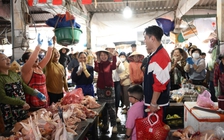 Lê Dương Bảo Lâm 'náo loạn' chợ Hội An, Huy R 'toát mồ hôi' với giếng cổ