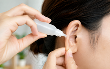 Rửa tai bằng oxy già có được không bác sĩ?