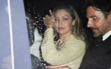 Bradley Cooper và Gigi Hadid đeo nhẫn đôi, rộ tin đã bí mật đính hôn
