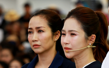Ca sĩ Hương Tràm khóc nghẹn trên truyền hình