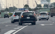 CSGT ghi hình công khai, tài xế vẫn đè vạch liền chuyển làn vào cao tốc