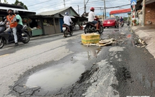 Đường mới sửa đã bong tróc, sụt lún gây mất an toàn giao thông