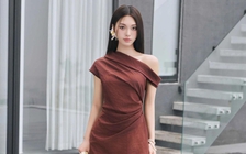 Diện đầm lệch vai tôn bờ vai trần quyến rũ