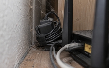 Sai lầm phổ biến khi đặt cục nguồn khiến Wi-Fi chậm chạp