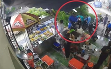 Cây xanh bật gốc đổ vào quán cơm đúng giờ đông khách, đè trúng người đi xe máy