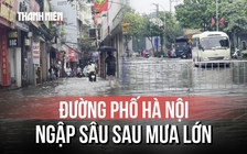 Đường phố ngập sau mưa lớn, người dân Hà Nội khổ sở dắt xe chết máy đến chỗ làm