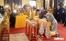 Nhà vua Thái Lan và Hoàng hậu đảnh lễ Phật tại chính điện chùa Quán Sứ