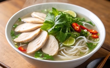 Vì sao không nên thường xuyên uống hết nước dùng khi ăn phở?