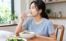 Uống nước sau ăn có làm loãng axit dạ dày?