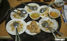Quán bánh Huế hơn 50 năm, ngày lễ đông khách phải treo bảng 'hết bánh, hết bàn'