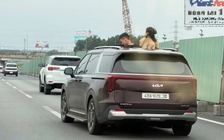 Trẻ thò đầu qua cửa sổ trời khi xe chạy cao tốc, nữ tài xế bị phạt