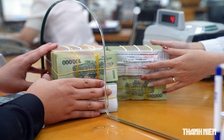 Lãi suất neo cao, tỷ giá hối đoái diễn biến ngược