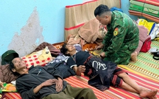 Đỉnh núi xuất hiện nhiều vết nứt lớn, hàng chục hộ dân phải di dời khẩn cấp