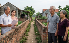 Hàng xóm tranh chấp đất: Người có sổ đỏ, người cần lối đi