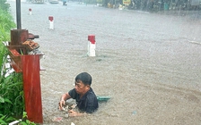 Trưởng thôn lội nước xiết khơi thông cống
