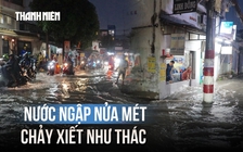 Mưa lớn ở TP.HCM, nước cuồn cuộn khiến người dân 'mắc kẹt' giữa giờ tan tầm