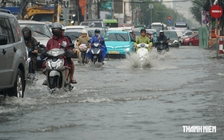 Mưa lớn ở TP.HCM: Ngã tư Bảy Hiền ngập như sông, gần 2 tiếng vẫn chưa hết
