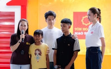 Hoa hậu Việt bật khóc trước cậu bé người Raglai vừa học vừa chăm mẹ ung thư