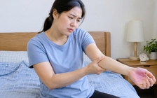 Thức dậy thấy tay tê: Khi nào đáng lo?