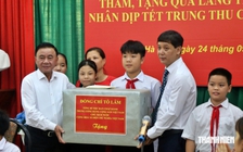 Lãnh đạo Đảng, Nhà nước, MTTQ tặng quà trẻ em dịp tết Trung thu