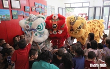 Lần đầu múa lân ở mái ấm, học sinh kiên nhẫn chờ các bé chạm vào đầu lân