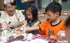 Ông bà, cha mẹ vào trường làm bánh trung thu cùng con