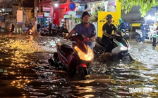 Mưa lớn ở TP.HCM, đường Mã Lò lại thành 'sông', nhiều xe chết máy