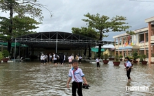 Mưa gây ngập sâu tại Cà Mau, học sinh mầm non đến THCS Khánh Bình nghỉ học