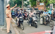 Bật xi nhan trước giao lộ bao xa? CSGT hướng dẫn mốc 30 - 50 m