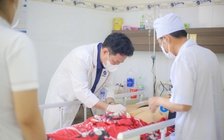 Trèo cây hái quả, người phụ nữ té ngã chấn thương gan, sốc mất máu