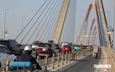 Các biển mốc khoảng cách trên cầu Nhật Tân đã được gỡ bỏ