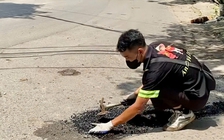 Chàng thanh niên ngày đi làm, chiều tối vá từng ổ gà