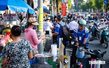 Ùn tắc trước cổng trường ở TP.HCM: Dẹp nạn hàng rong lấn chiếm được không?