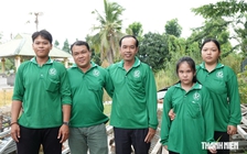 Những nông dân làm sạch đường quê