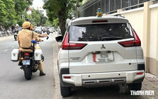 Đỗ xe trên vỉa hè để tránh kẹt xe có bị CSGT xử phạt?