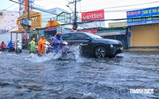 Mới chiều mà trời tối sầm, mưa lớn ở TP.HCM: Đường lớn, khu dân cư 'thành sông'